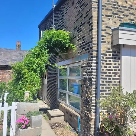 Milton Court Apartment Sittingbourne Exterior photo